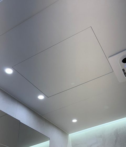 Góc trần SMC lắp cùng quạt hút, đèn downlight và dải hắt sáng