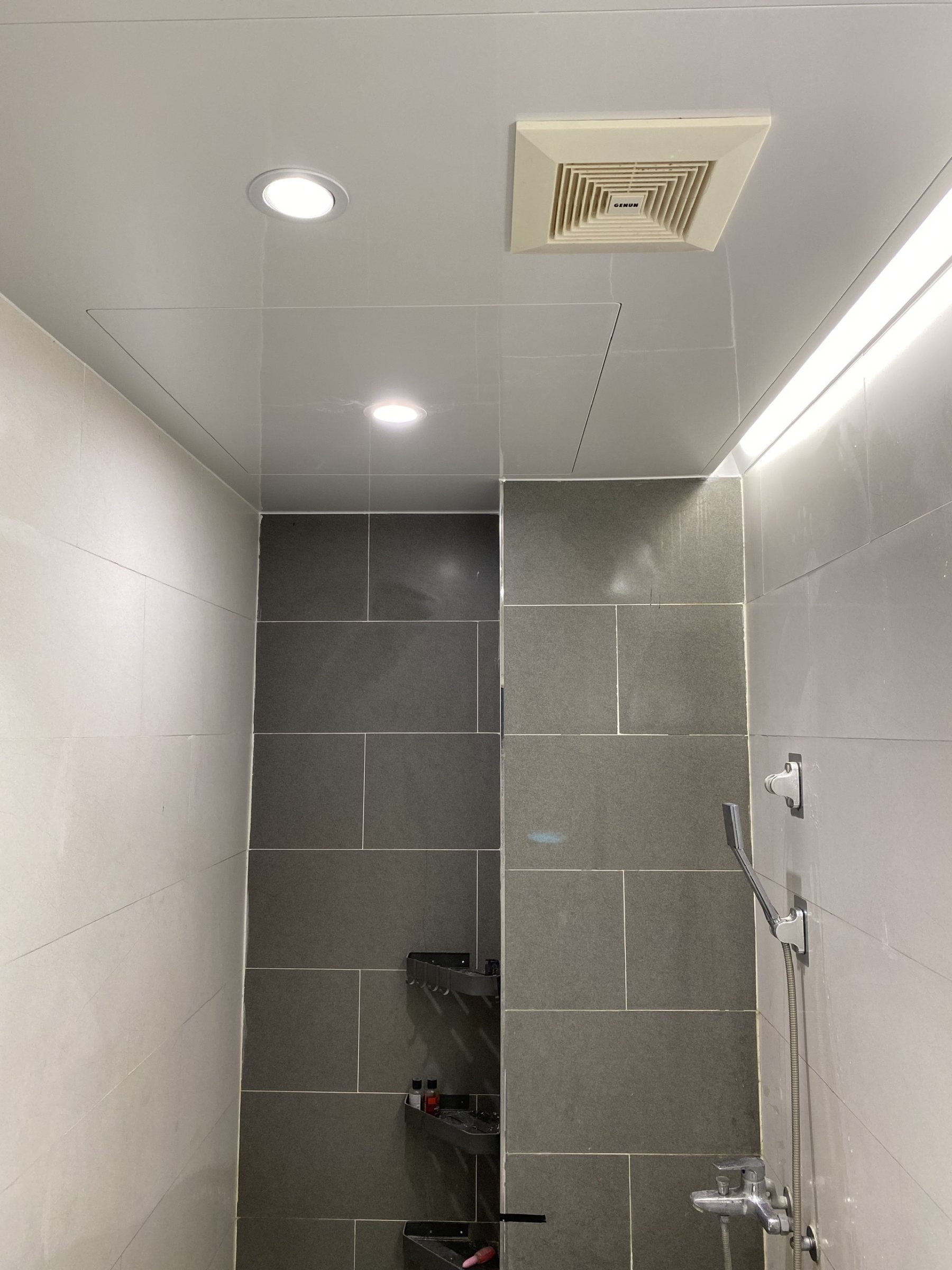 trần nhà vệ sinh kết hợp máng đèn hắt và đèn led