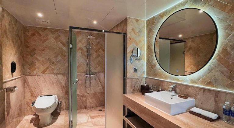hoàn thiện trần vệ sinh tại khách sạn Grand Plaza
