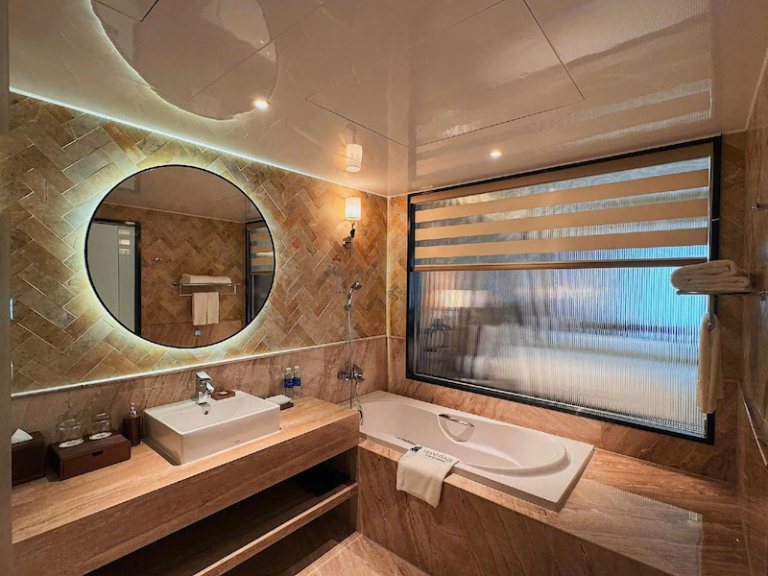 hoàn thiện trần nhựa smc tại khách sạn Grand Plaza