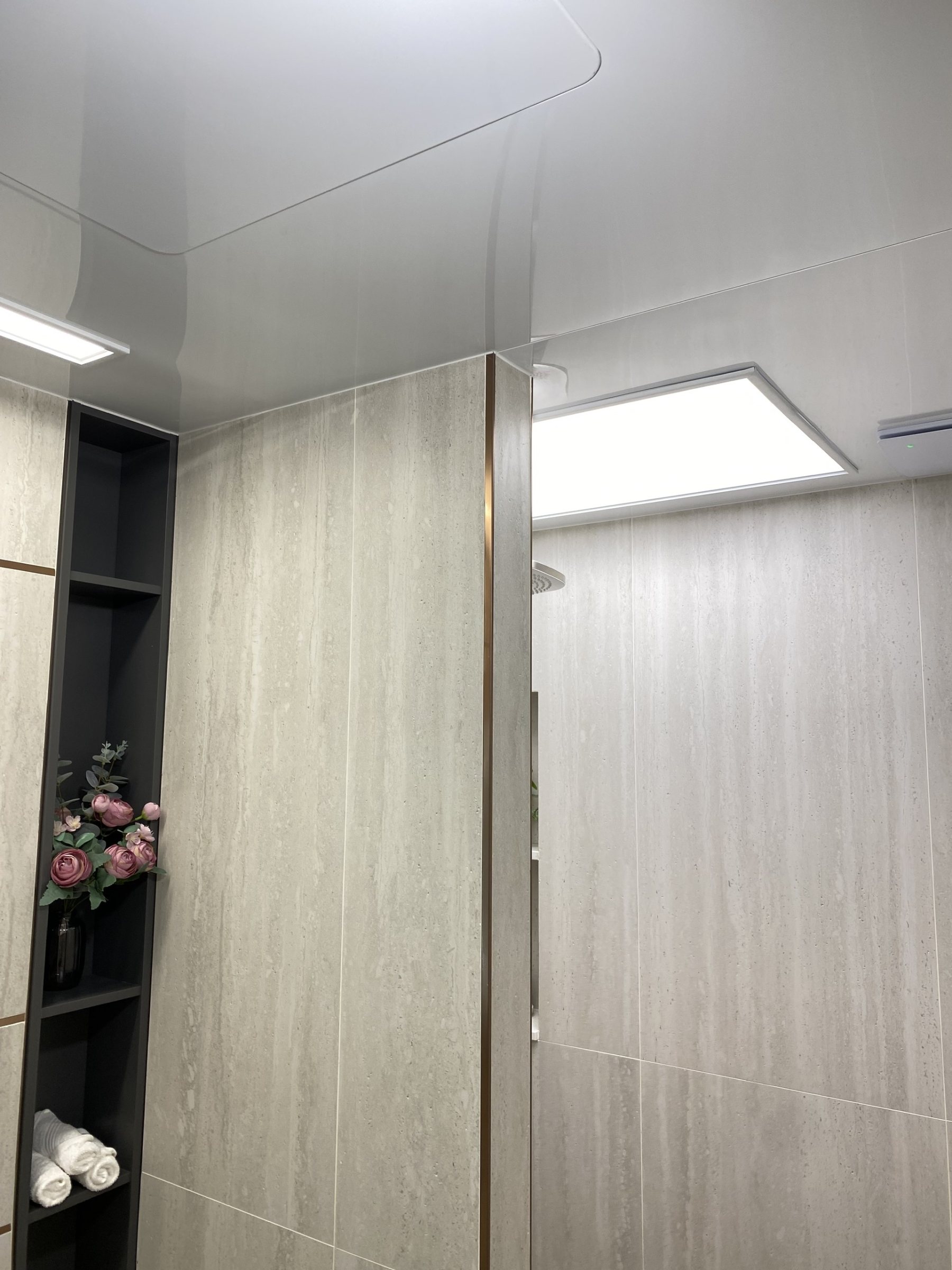 trần nhựa hàn quốc kết hợp đèn led trần nhà vệ sinh