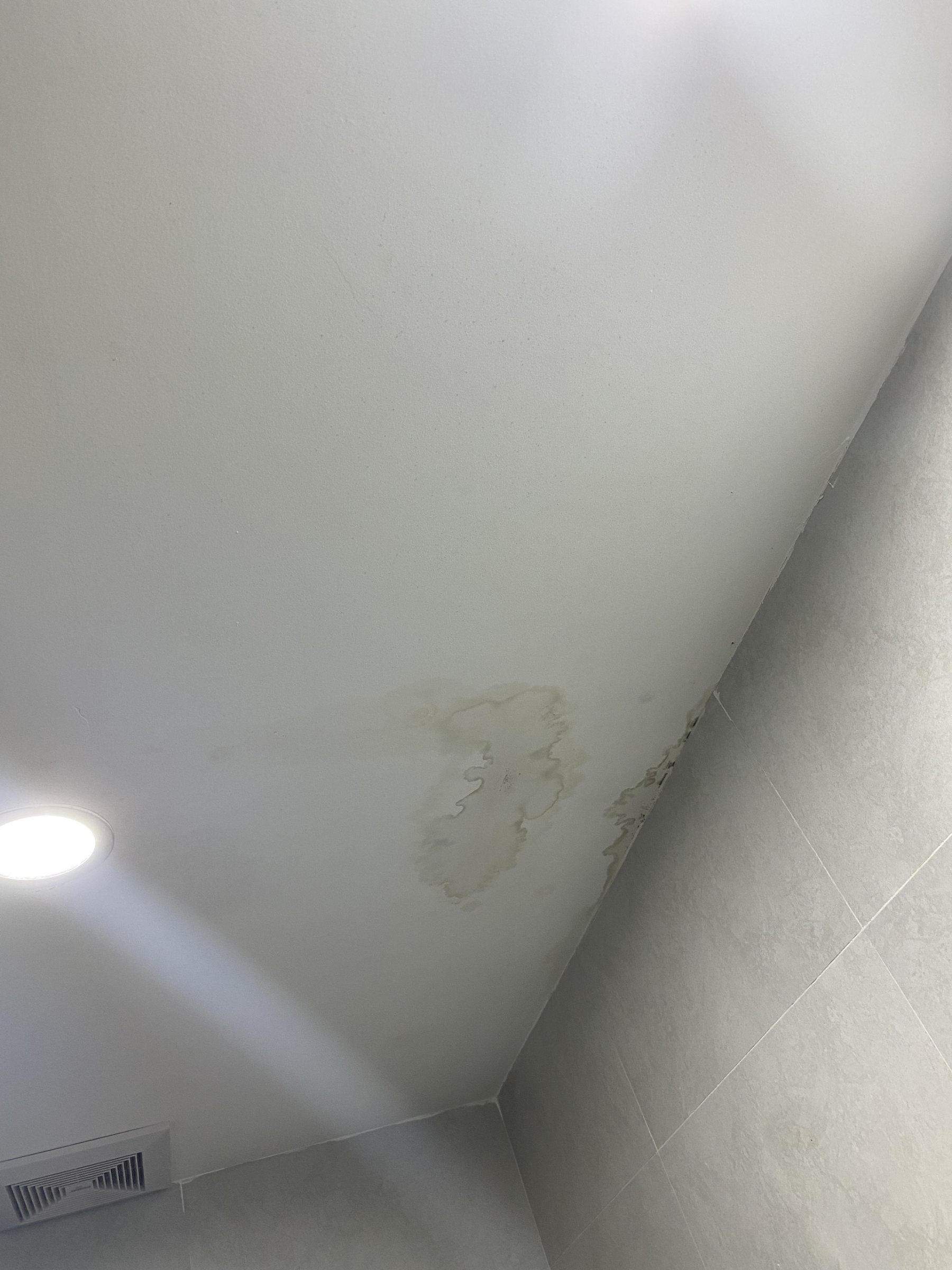 Vết loang vàng xuất hiện khi nước bị dột từ đường ống thoát nước nhà trên