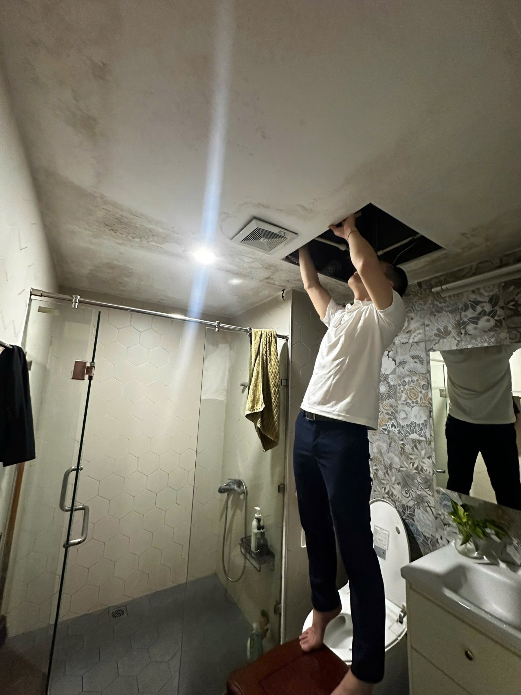 trần nhà tắm ố mốc nặng gây mùi và nguy cơ ảnh hưởng sức khoẻ